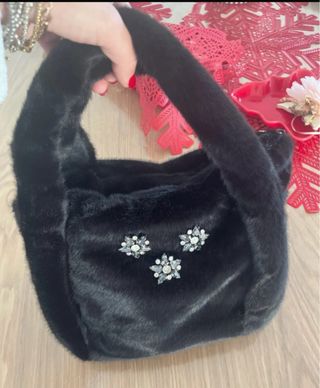 Borsa ecopelliccia nera con applicazioni