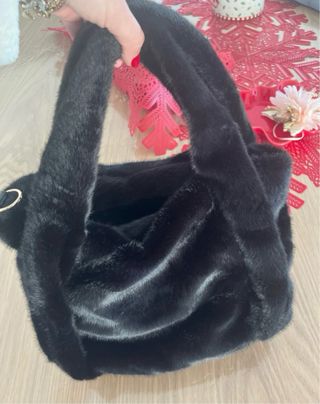 Borsa ecopelliccia nera con applicazioni