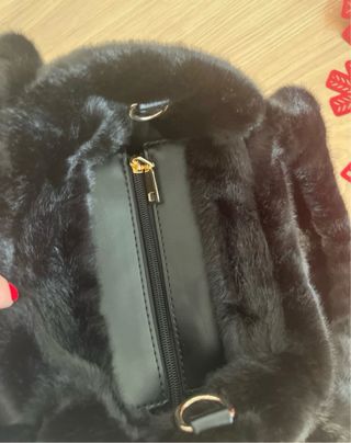 Borsa ecopelliccia nera con applicazioni