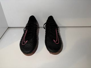 Botas de fútbol Nike negras y rosas talla 43