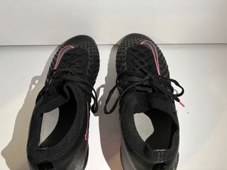Botas de fútbol Nike negras y rosas talla 43