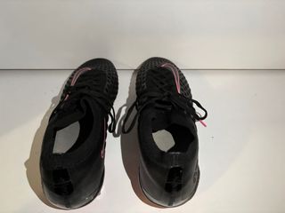 Botas de fútbol Nike negras y rosas talla 43