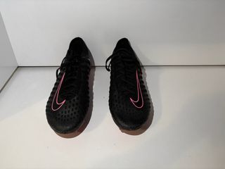 Botas de fútbol Nike negras y rosas talla 43