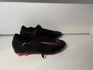Botas de fútbol Nike negras y rosas talla 43
