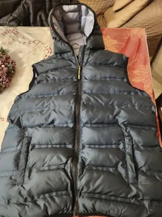 Gilet imbottito con cappuccio grigio