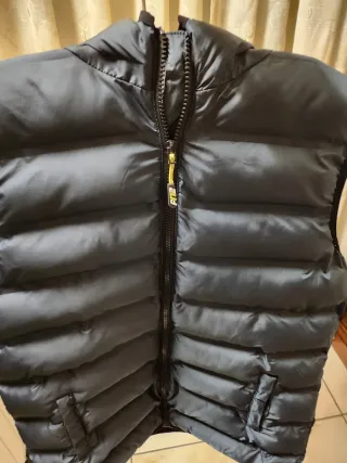 Gilet imbottito con cappuccio grigio