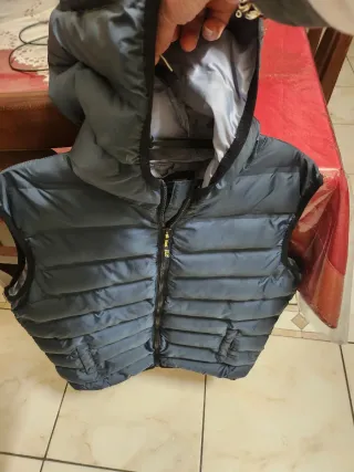 Gilet imbottito con cappuccio grigio