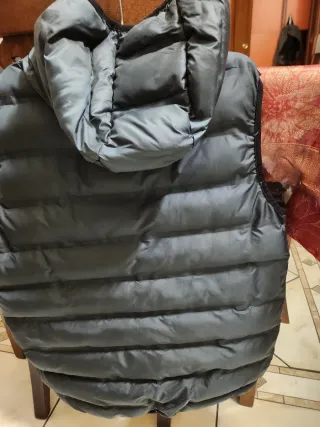 Gilet imbottito con cappuccio grigio