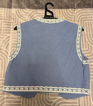 Chaleco corto bordado Zara