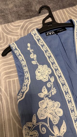 Chaleco corto bordado Zara
