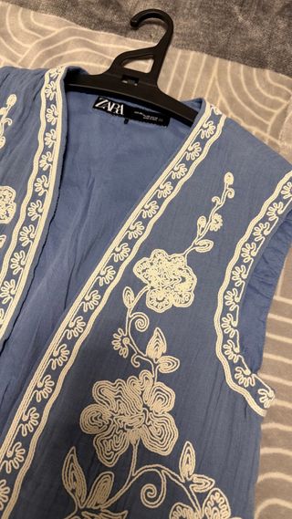 Chaleco corto bordado Zara