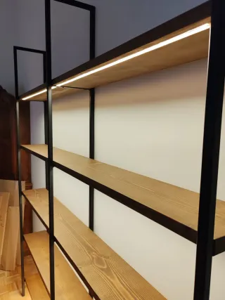 Scaffalature industriali in legno e ferro