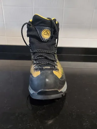 Botas de montaña negras y amarillas