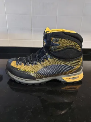 Botas de montaña negras y amarillas