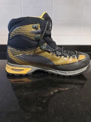 Botas de montaña negras y amarillas