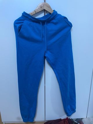 Pantalones grises y azules de chándal