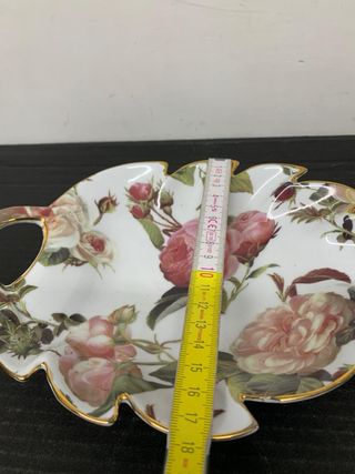 Vassoio in porcellana decorato con rose