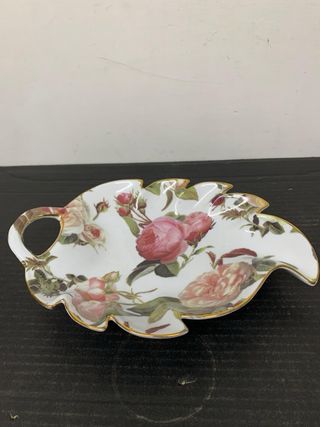 Vassoio in porcellana decorato con rose