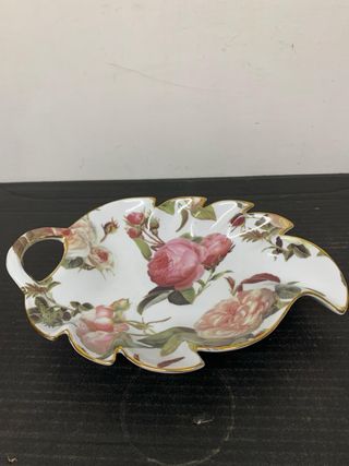 Vassoio in porcellana decorato con rose