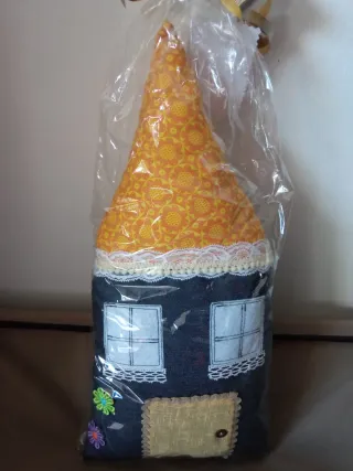 Cojín decorativo casa tela