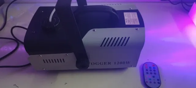 x1 MAQUINA DE HUMO 1200W FOGGER FX
