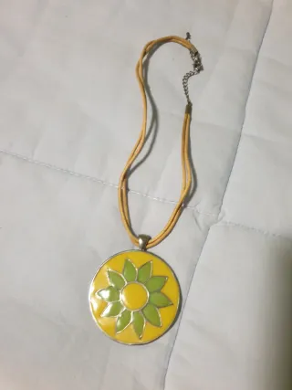 Collana con ciondolo fiore giallo e verde
