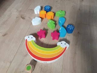 Juego equilibrio madera arcoíris y figuras