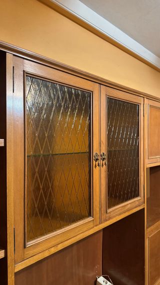 Mueble de salón de madera y cristal