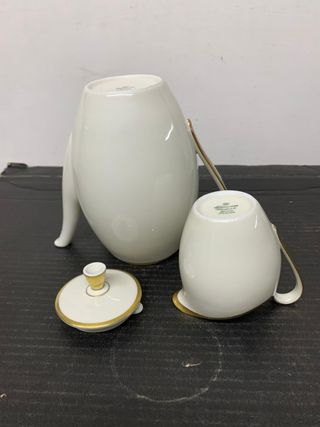 Teiera e bricco latte in porcellana