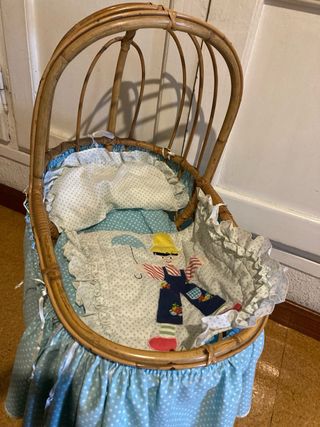 Cuna de mimbre para muñecas