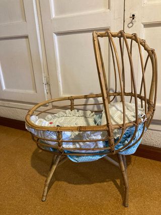 Cuna de mimbre para muñecas