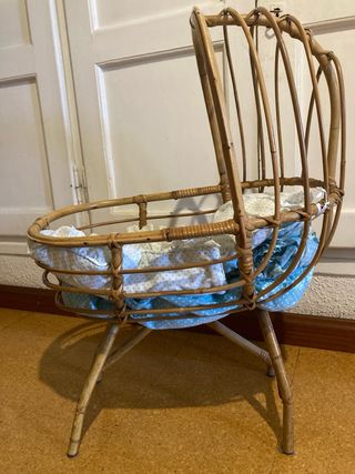 Cuna de mimbre para muñecas