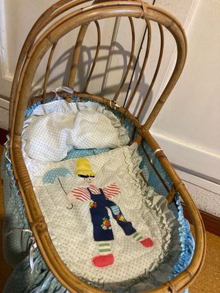 Cuna de mimbre para muñecas