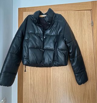 Abrigo acolchado negro efecto piel