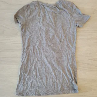 Camiseta gris con estampado de corbata