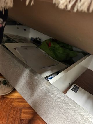 Sofá cama gris con almacenaje