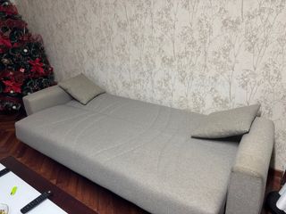 Sofá cama gris con almacenaje