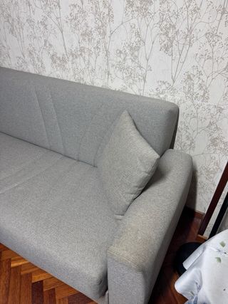 Sofá cama gris con almacenaje