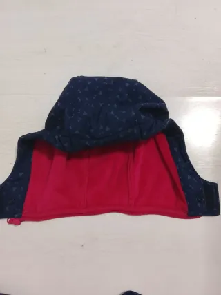 Chaqueta de montaña Boriken azul y roja. Niña