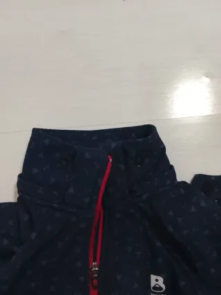 Chaqueta de montaña Boriken azul y roja. Niña