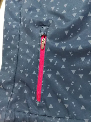 Chaqueta de montaña Boriken azul y roja. Niña