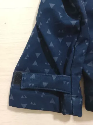 Chaqueta de montaña Boriken azul y roja. Niña