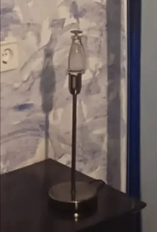 Lámpara de mesita de noche plateada