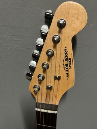 Guitarra Eléctrica Sailor Jerry Dorada