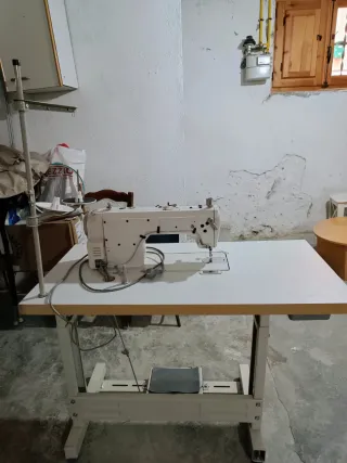 Máquina de coser industrial plana