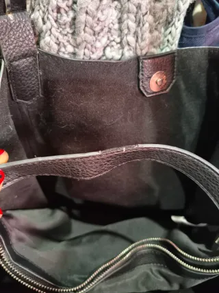 Bolso negro de cuero sintético