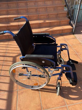 Silla de ruedas azul plegable