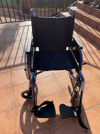 Silla de ruedas azul plegable