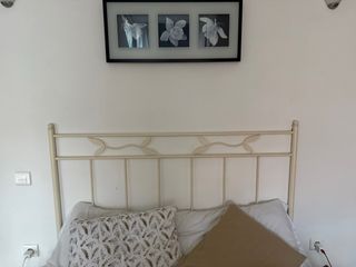 Cabecero de cama beige y blanco 135