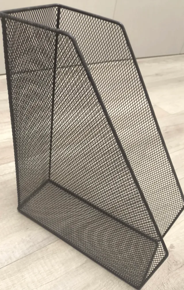 Archivador vertical de metal negro